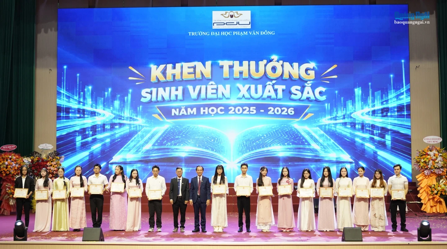 Trường ĐH Phạm Văn Đồng khen thưởng cho các sinh viên xuất sắc năm học 2025 - 2026.