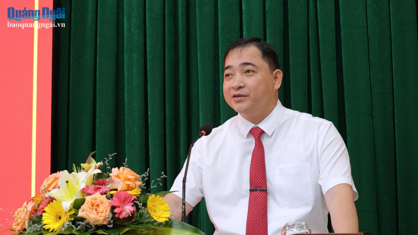 Đồng chí Trần Đình Cảm - Phó Trưởng Ban Tổ chức Tỉnh ủy phát biểu tại lễ khai giảng.