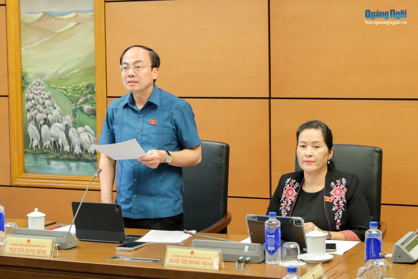 Phó Bí thư Tỉnh ủy, Trưởng Đoàn ĐBQH tỉnh Quảng Ngãi Đinh Thị Hồng Minh đồng chủ trì phiên thảo luận tại Tổ.