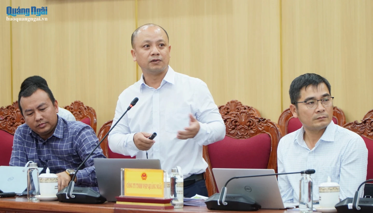 Đại diện Công ty TNHH VSIP Quảng Ngãi báo cáo, đề xuất nhu cầu vật liệu đất san lấp tại cuộc họp.