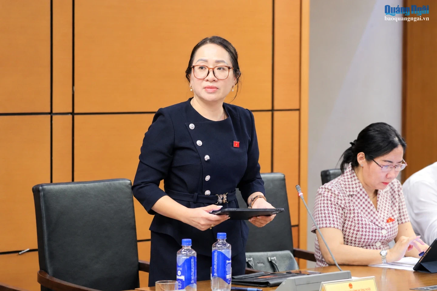 Phó Trưởng Đoàn ĐBQH chuyên trách tỉnh Quảng Ngãi Hà Thị Anh Thư phát biểu thảo luận.