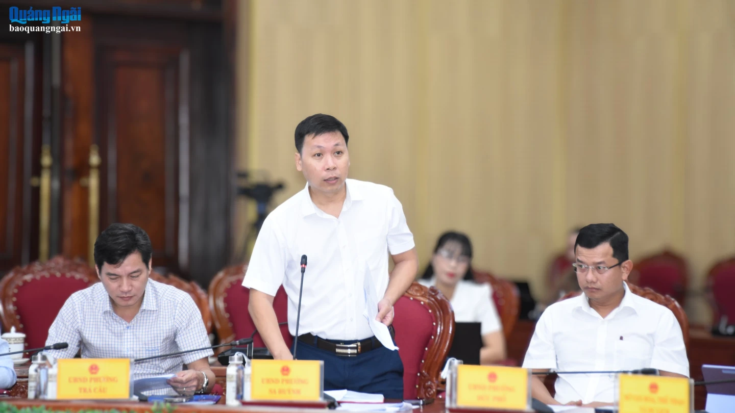 Lãnh đạo các sở và địa phương báo cáo tại cuộc họp.