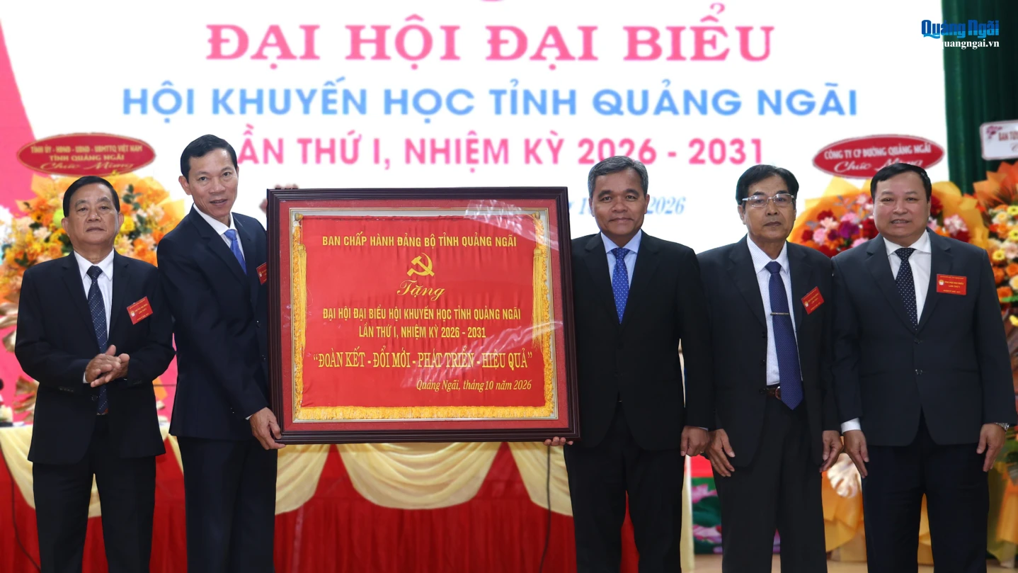 Ủy viên Trung ương Đảng, Bí thư Tỉnh ủy Hồ Văn Niên trao bức trướng của Ban Thường vụ Tỉnh ủy tặng Hội Khuyến học tỉnh Quảng Ngãi.