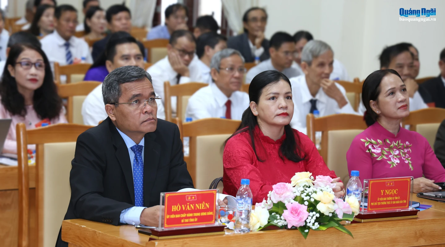 Ủy viên Trung ương Đảng, Bí thư Tỉnh ủy Hồ Văn Niên cùng Ủy viên Ban Thường vụ Tỉnh ủy, Phó Chủ tịch Thường trực UBND tỉnh Y Ngọc và các đại biểu dự đại hội.