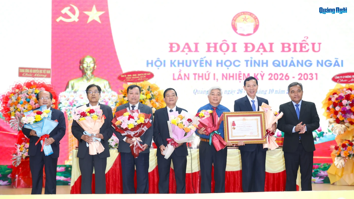 Ủy viên Trung ương Đảng, Bí thư Tỉnh ủy Hồ Văn Niên thừa ủy quyền của Chủ tịch nước trao Huân chương Lao động hạng Ba tặng Hội Khuyến học tỉnh Quảng Ngãi.