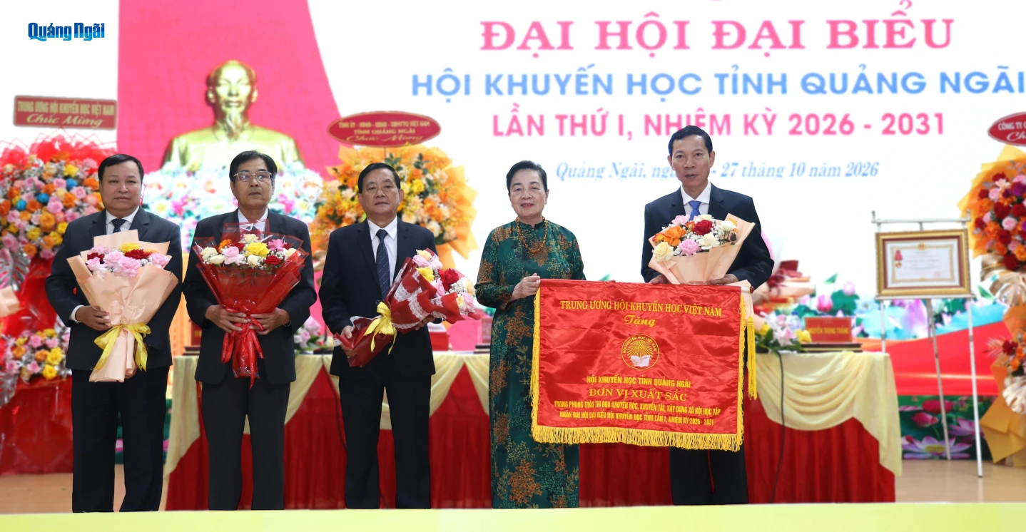 Phó Chủ tịch Hội Khuyến học Việt Nam Phạm Thị Hòe trao Cờ thi đua xuất sắc của Trung ương Hội tặng Hội Khuyến học tỉnh Quảng Ngãi.