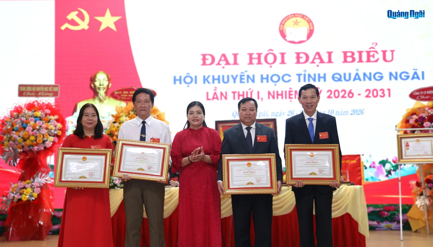 Ủy viên Ban Thường vụ Tỉnh ủy, Phó Chủ tịch Thường trực UBND tỉnh Y Ngọc trao Bằng khen của Chủ tịch UBND tỉnh cho các tập thể có thành tích xuất sắc trong hoạt động của Hội Khuyến học tỉnh Quảng Ngãi, giai đoạn 2020 - 2025.