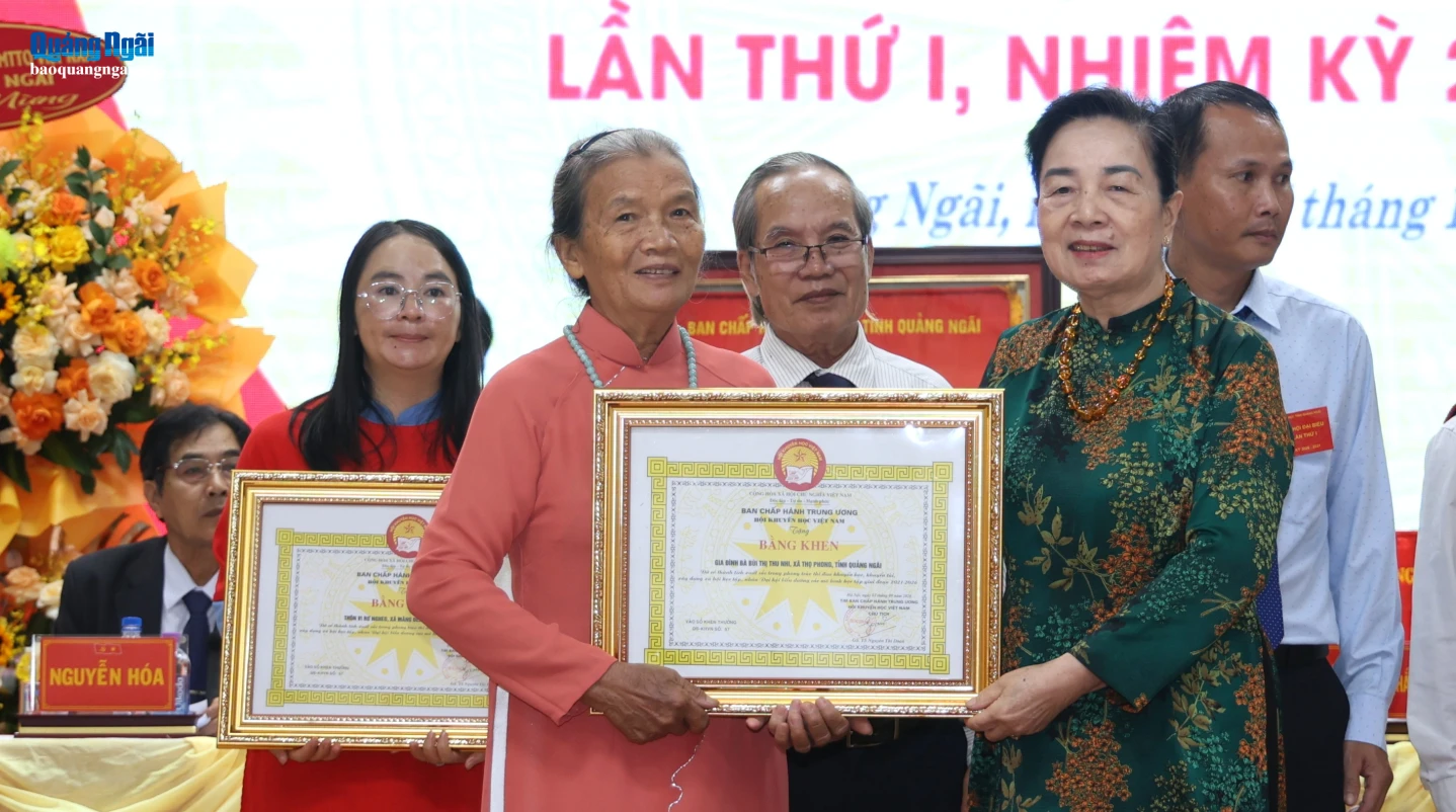 Phó Chủ tịch Hội Khuyến học Việt Nam Phạm Thị Hòe trao khen thưởng cho các gia đình, dòng họ có thành tích xuất sắc trong phong trào thi đua khuyến học, khuyến tài.