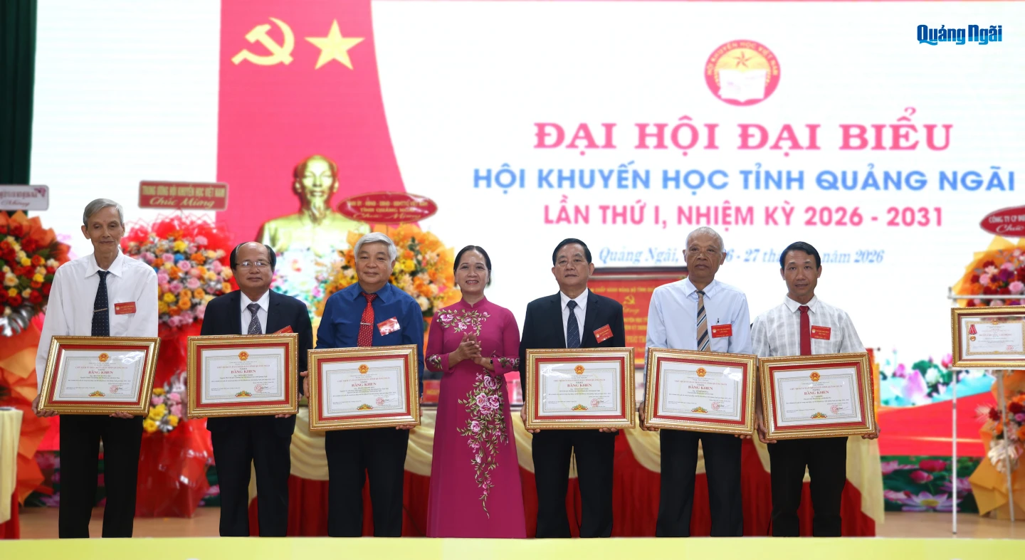 Phó Chủ tịch HĐND tỉnh Nghe Minh Hồng trao Bằng khen của Chủ tịch UBND tỉnh cho các cá nhân có thành tích xuất sắc trong hoạt động của Hội Khuyến học tỉnh Quảng Ngãi, giai đoạn 2020 - 2025.