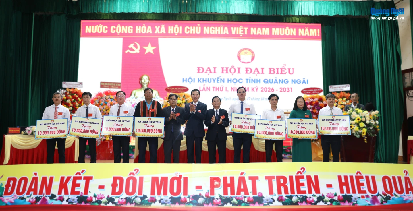 Hội Khuyến học tỉnh Quảng Ngãi trao kinh phí hỗ trợ của Quỹ Khuyến học Việt Nam cho các địa phương vùng biên giới khó khăn, tiếp sức học sinh, sinh viên vươn lên trong học tập.
