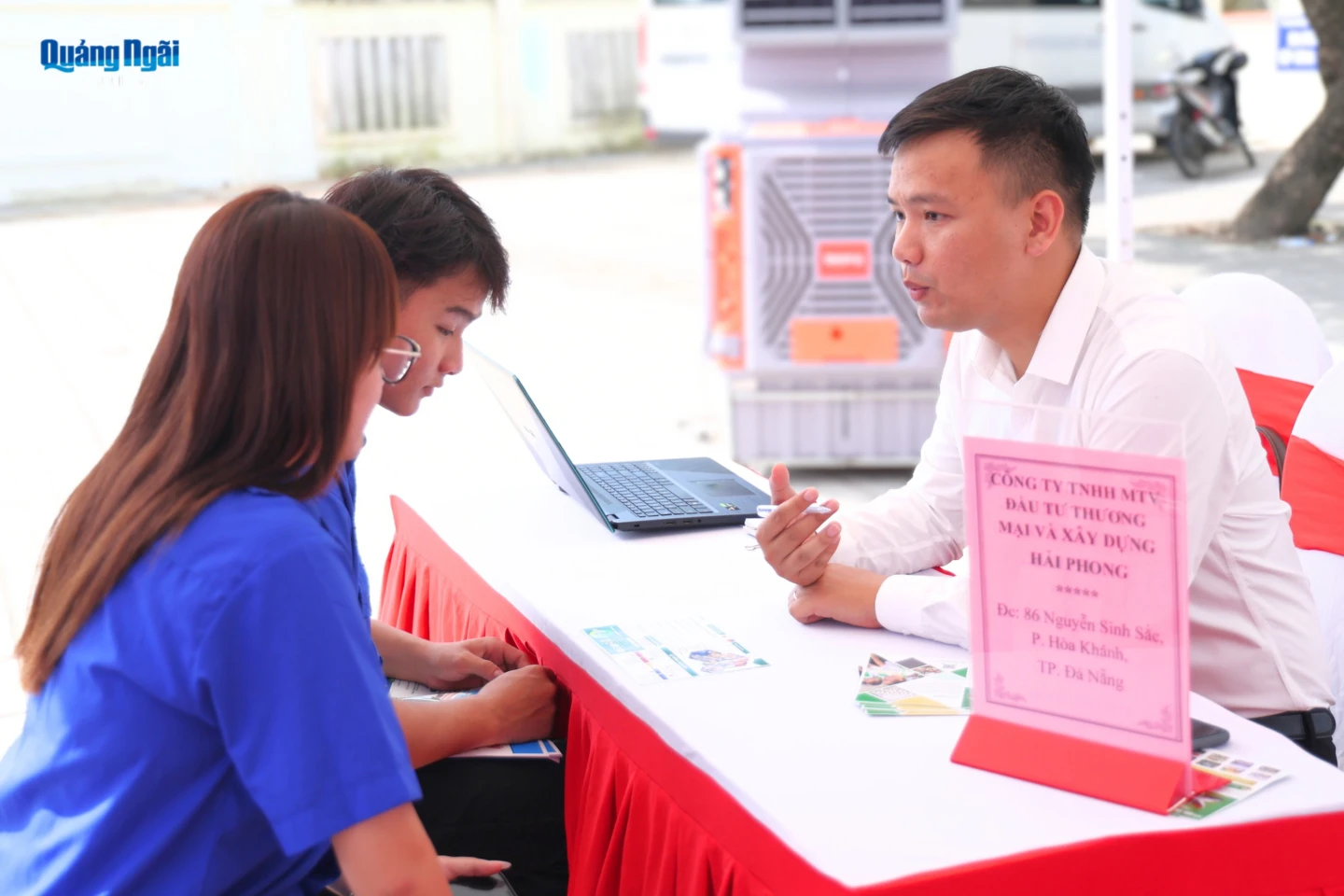 Các doanh nghiệp đồng hành cùng người lao động trong quá trình thực hiện thủ tục đi làm việc ở nước ngoài.