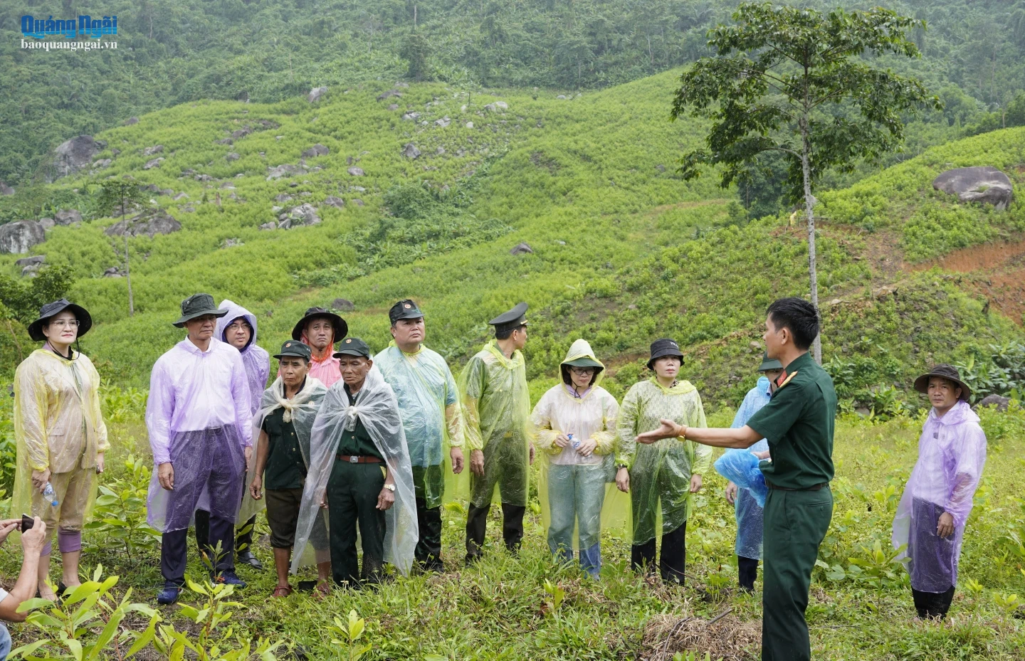Ủy viên Ban Thường vụ, Trưởng Ban Tuyên giáo Tỉnh ủy Ngô Văn Trọng và Đoàn công tác khảo sát thực tế tại khu vực núi và suối Xà Ây, thuộc thôn Xà Ây, xã Sơn Linh.