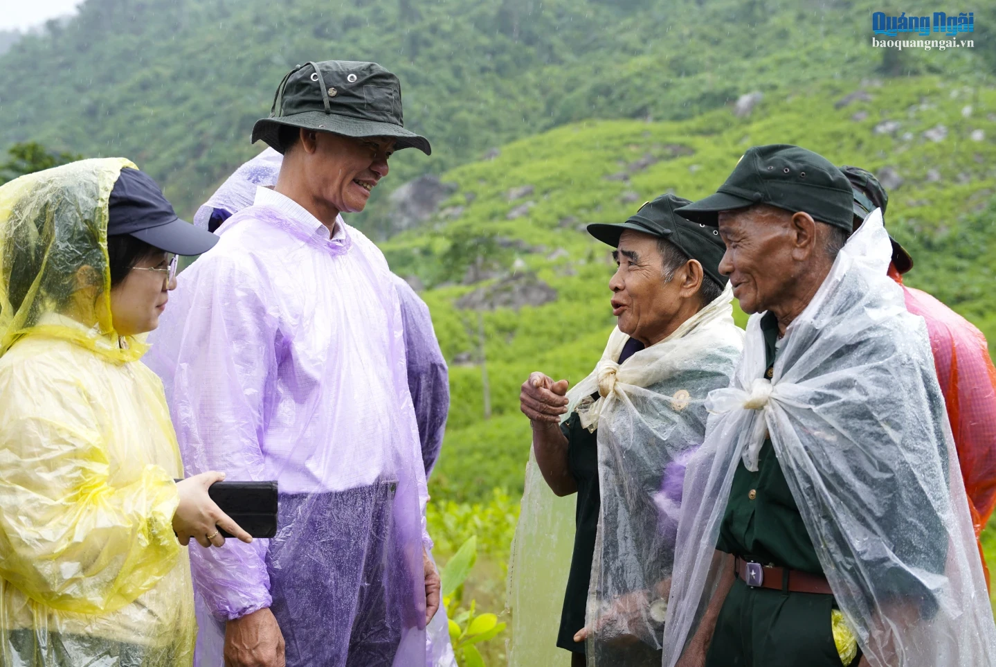 Ủy viên Ban Thường vụ, Trưởng Ban Tuyên giáo Tỉnh ủy Ngô Văn Trọng nghe người dân địa phương kể về những dấu tích gắn với căn cứ Tỉnh ủy Quảng Ngãi trong kháng chiến.
