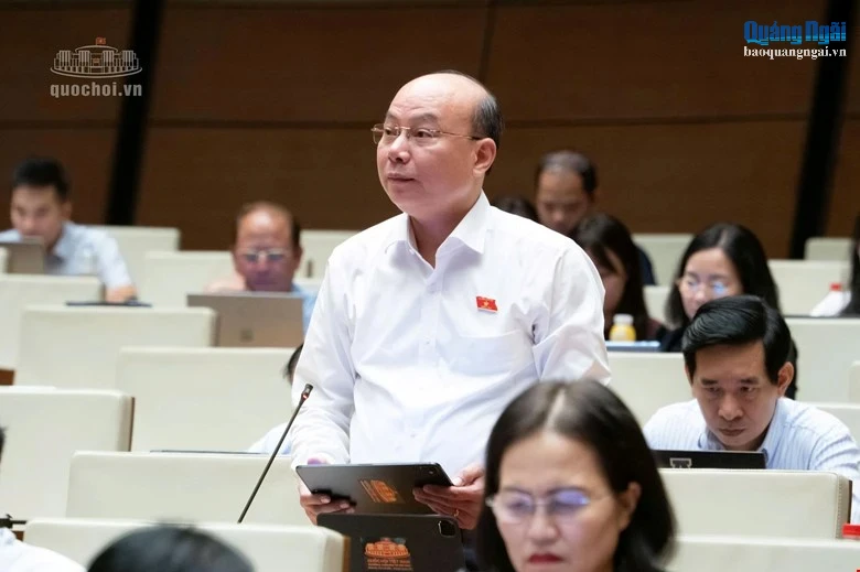 Đại biểu Quốc hội Hoàng Văn Nghĩa phát biểu thảo luận tại hội trường.