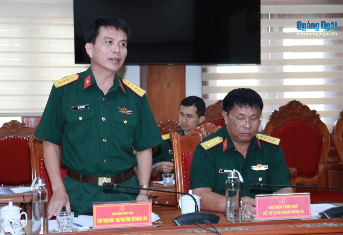 Đại diện lãnh đạo Sư đoàn 10 báo cáo tại buổi làm việc.