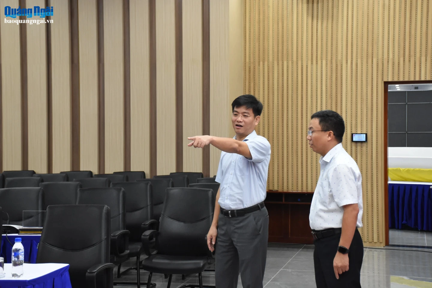 Phó Chủ tịch UBND tỉnh Đỗ Tâm Hiển kiểm tra khâu chuẩn bị cho hội thảo tại Trung tâm Hội nghị và Triển lãm tỉnh.
