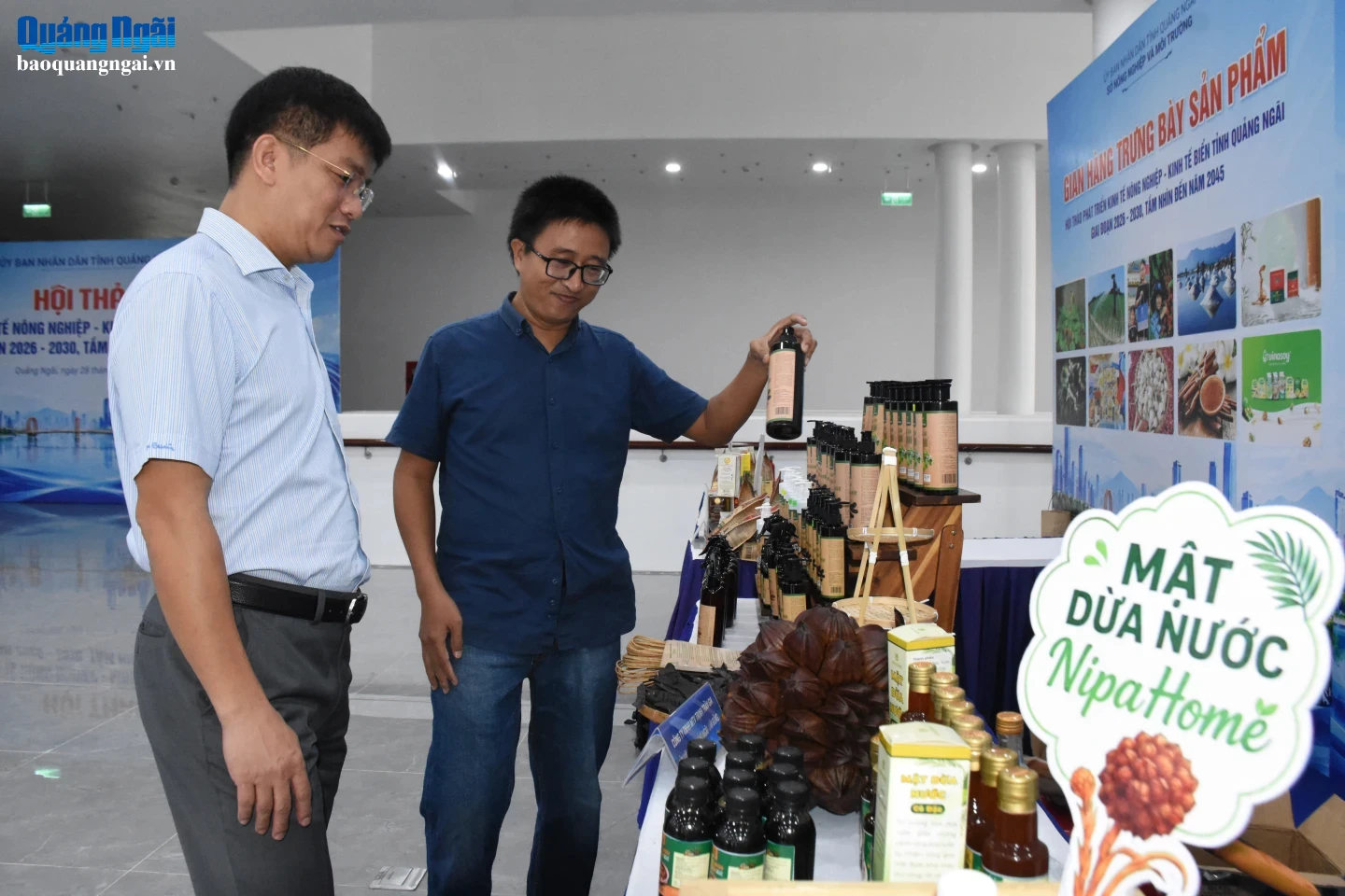 Phó Chủ tịch UBND tỉnh Đỗ Tâm Hiển kiểm tra công tác bố trí các gian hàng trưng bày sản phẩm tại Hội thảo.