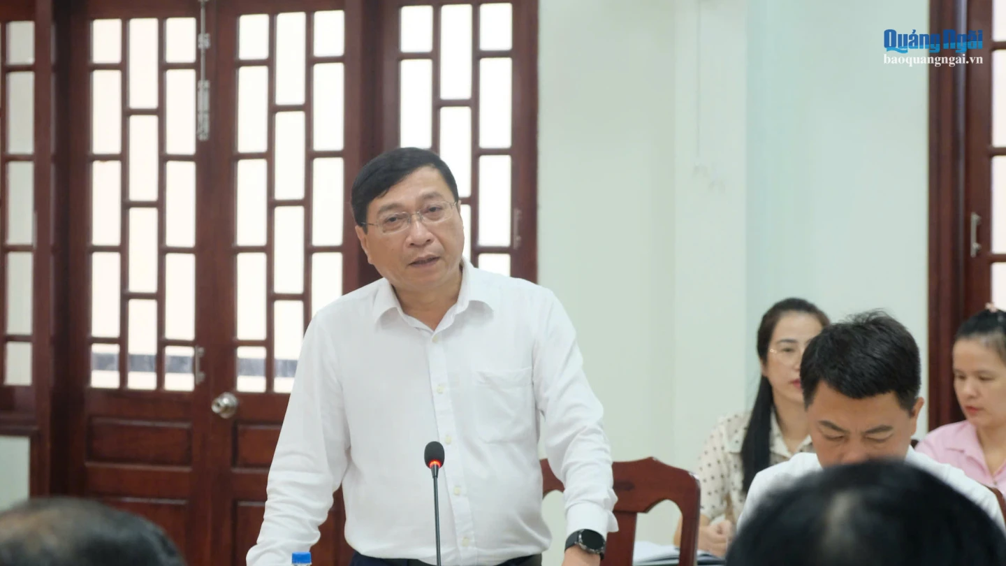 Đồng chí Trần Phước Hải - Bí thư Đảng ủy, Chủ tịch HĐND phường Nghĩa Lộ phát biểu tại cuộc họp.