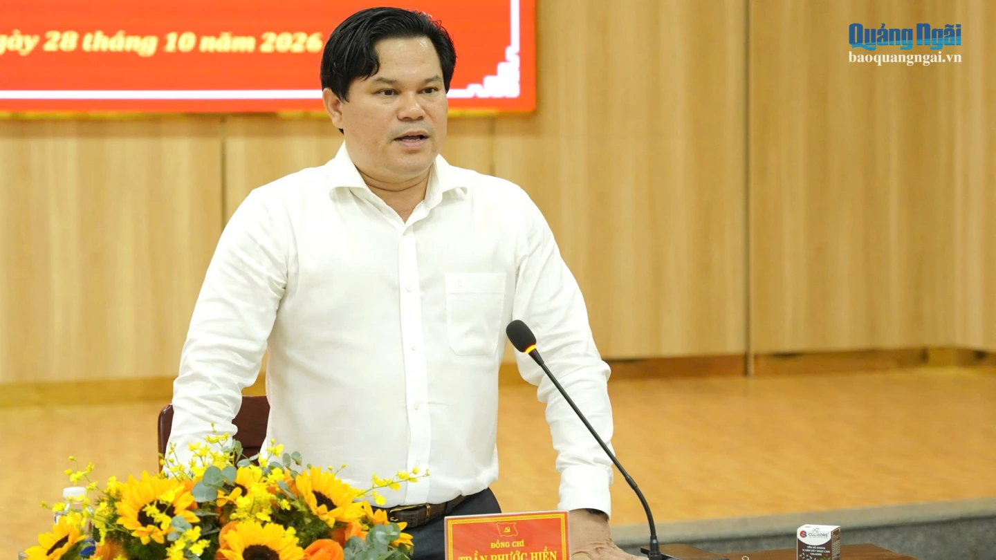 Phó Chủ tịch UBND tỉnh Trần Phước Hiền phát biểu chỉ đạo tại cuộc họp.