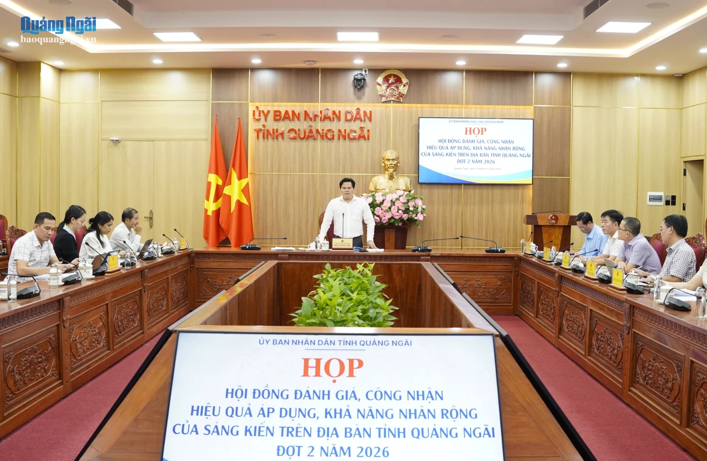 Phó Chủ tịch UBND tỉnh Trần Phước Hiền chủ trì cuộc họp,