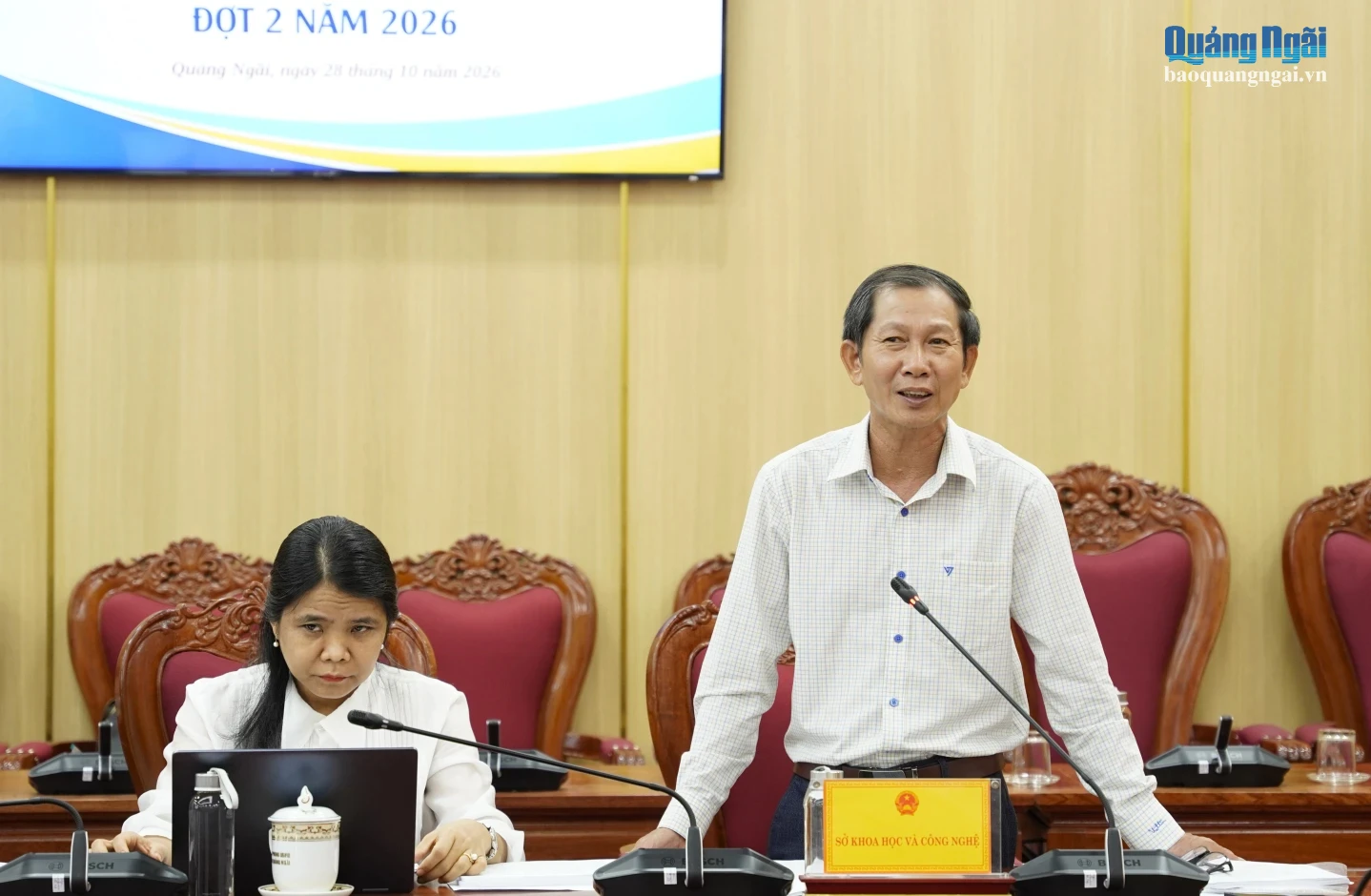 Các thành viên trong hội đồng phát biểu tại cuộc họp.