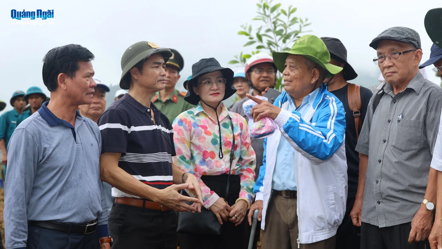 Ủy viên Ban Thường vụ, Trưởng Ban Tuyên giáo Tỉnh ủy Ngô Văn Trọng và các thành viên trong Đoàn trao đổi với nhân chứng lịch sử ở thôn Bồ Nung, xã Sơn Kỳ.