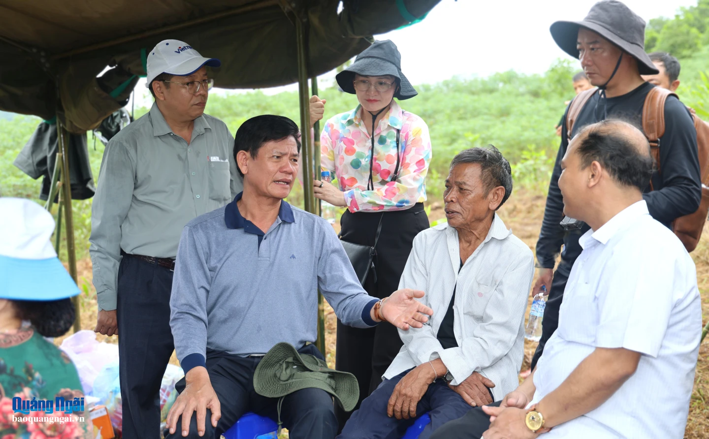Ủy viên Ban Thường vụ, Trưởng Ban Tuyên giáo Tỉnh ủy Ngô Văn Trọng trao đổi với lãnh đạo và người dân địa phương.