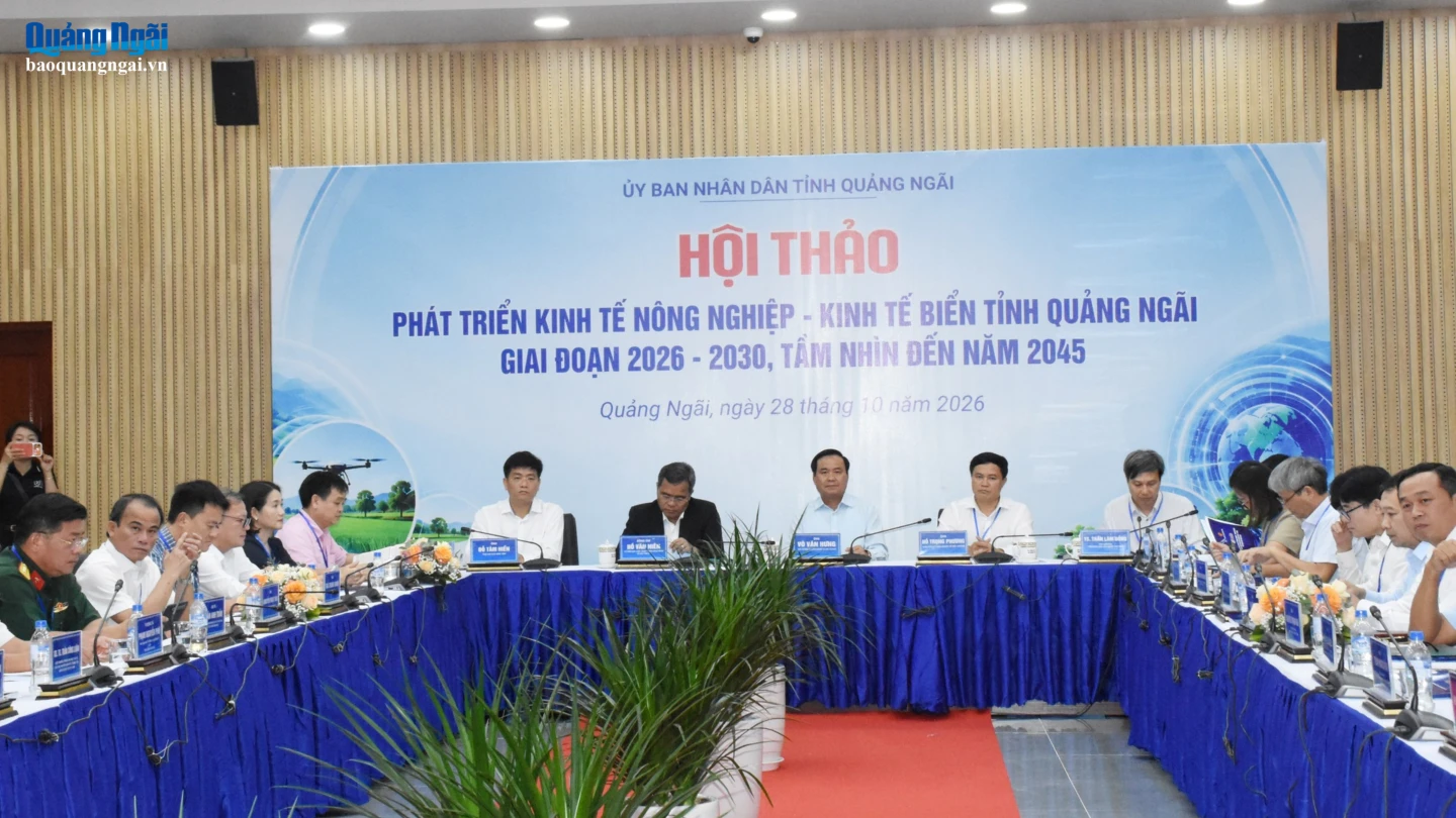 Các đại biểu chủ trì hội thảo.