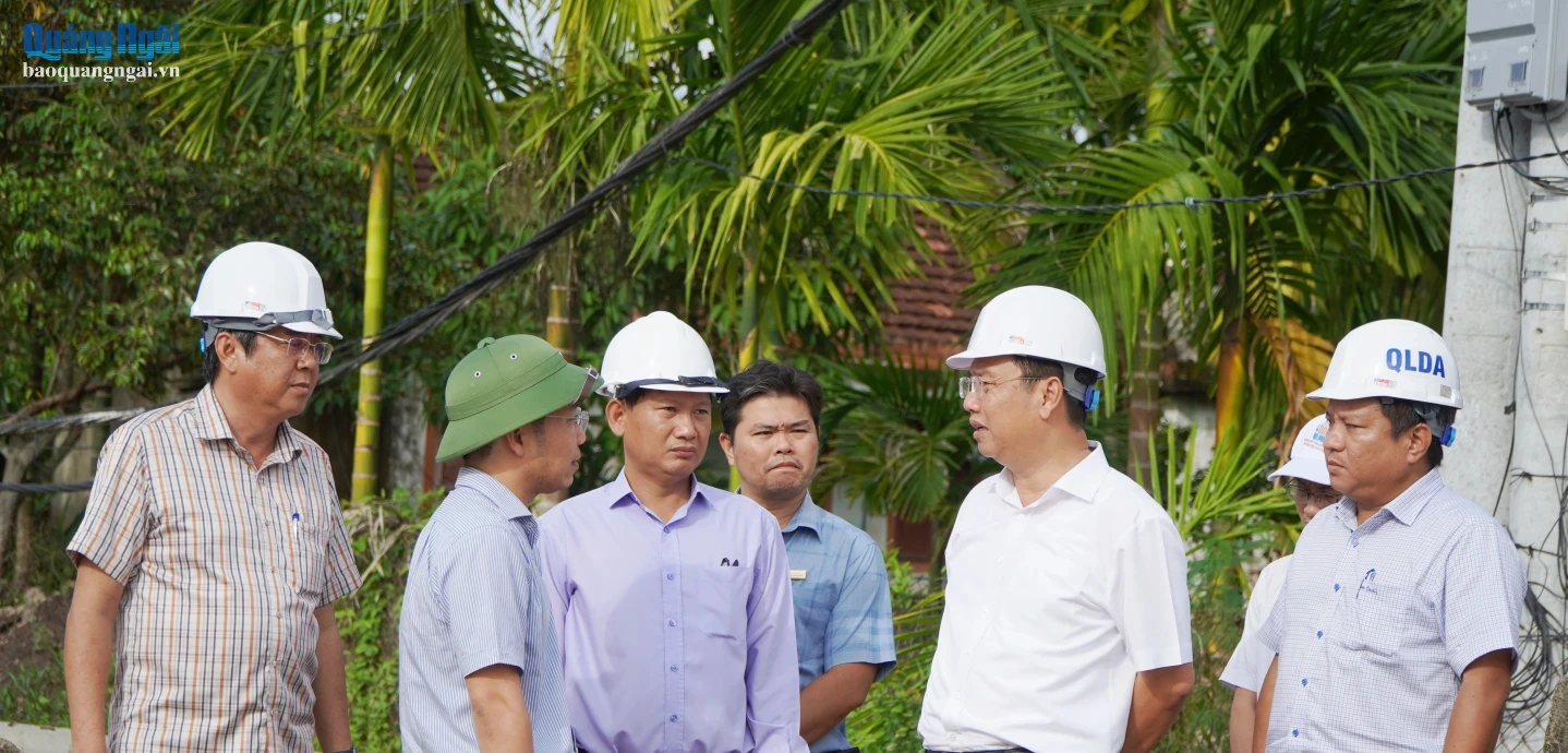 Phó Chủ tịch UBND tỉnh Nguyễn Công Hoàng kiểm tra dự án Đường ven biển Dung Quất - Sa Huỳnh giai đoạn IIb qua xã Đông Sơn.