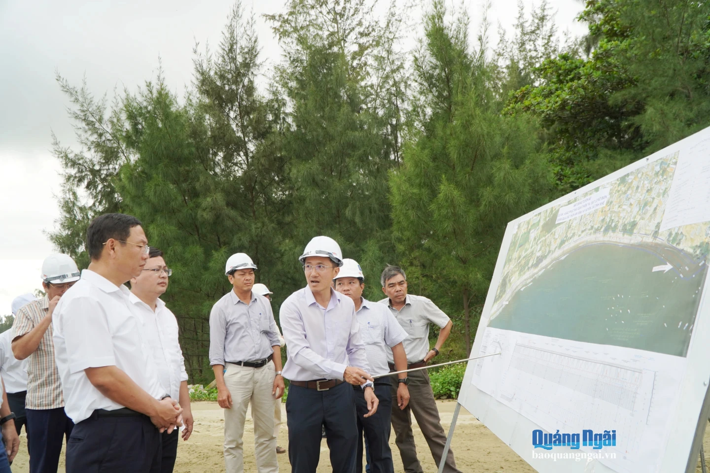 Phó Chủ tịch UBND tỉnh Nguyễn Công Hoàng kiểm tra dự án Khắc phục hậu quả thiên tai, sạt lở bờ biển đoạn qua các thôn An Vĩnh, Kỳ Xuyên, xã Tịnh Khê.