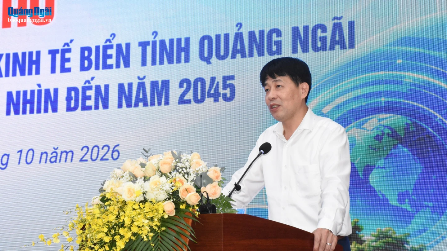 Tiến sĩ Mai Văn Phấn - Phó Cục trưởng Cục Quản lý đất đai tham luận tại Hội thảo.