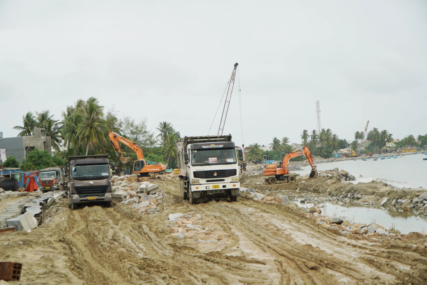 Công trường thi công dự án dự án Khắc phục hậu quả thiên tai, sạt lở bờ biển đoạn qua các thôn An Vĩnh, Kỳ Xuyên, xã Tịnh Khê.