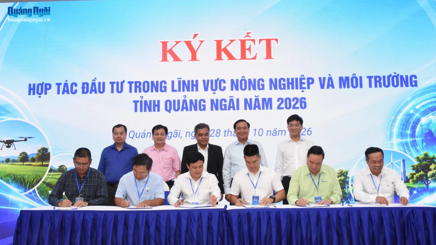 Các đại biểu chứng kiến Lễ ký kết biên bản ghi nhớ hợp tác giữa Sở NN&MT và các doanh nghiệp hoạt động trong lĩnh vực nông nghiệp và môi trường.