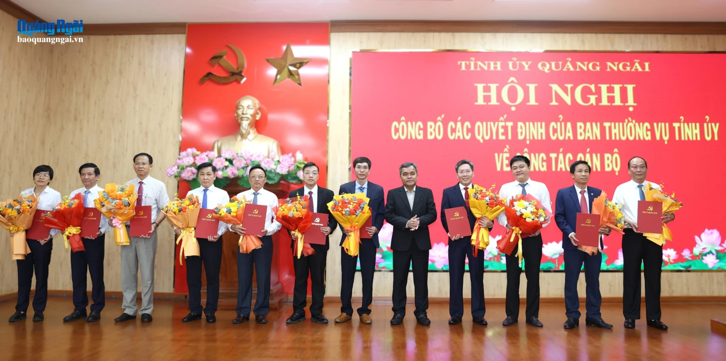 Ủy viên Trung ương Đảng, Bí thư Tỉnh ủy Hồ Văn Niên trao Quyết định và tặng hoa chúc mừng các cán bộ được điều động, luân chuyển.