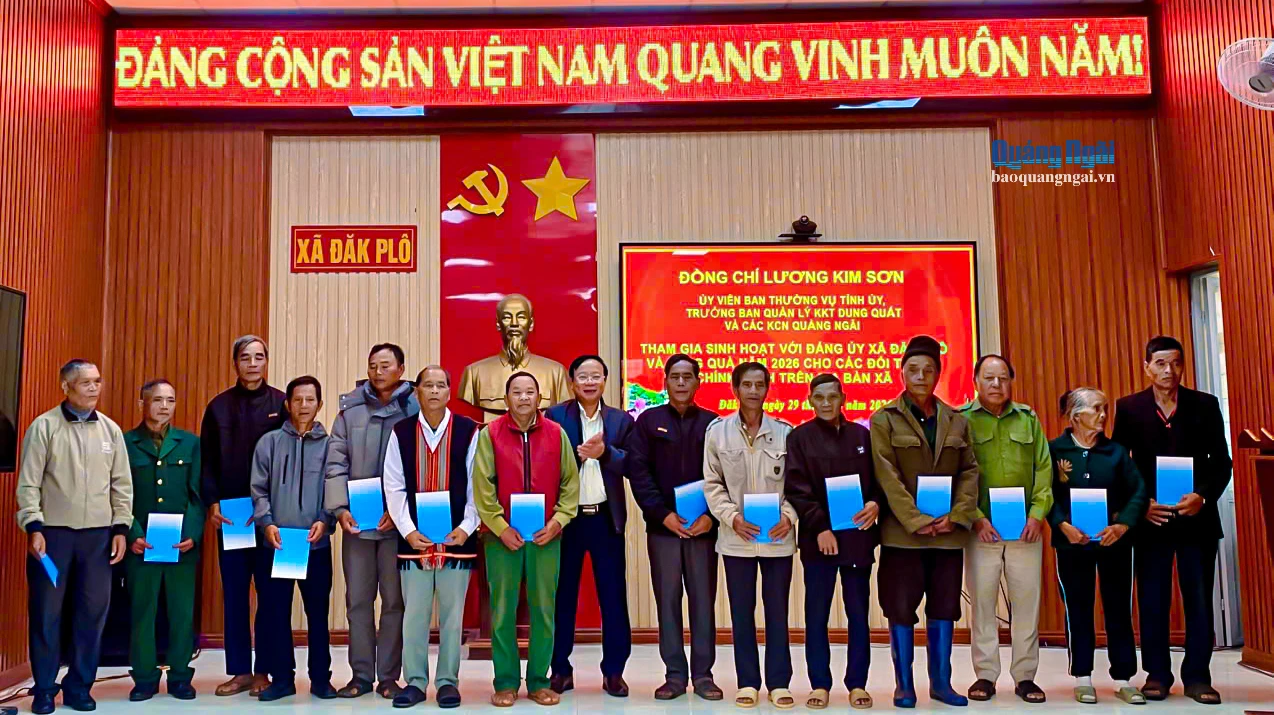 Trao quà cho các đối tượng chính sách trên địa bàn.