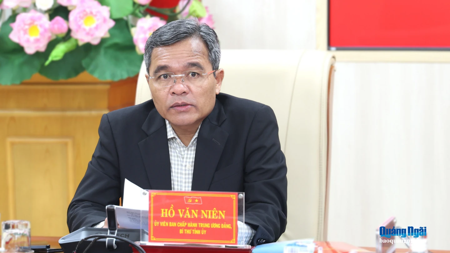 Ủy viên Trung ương Đảng, Bí thư Tỉnh ủy Hồ Văn Niên trao đổi tại cuộc họp.