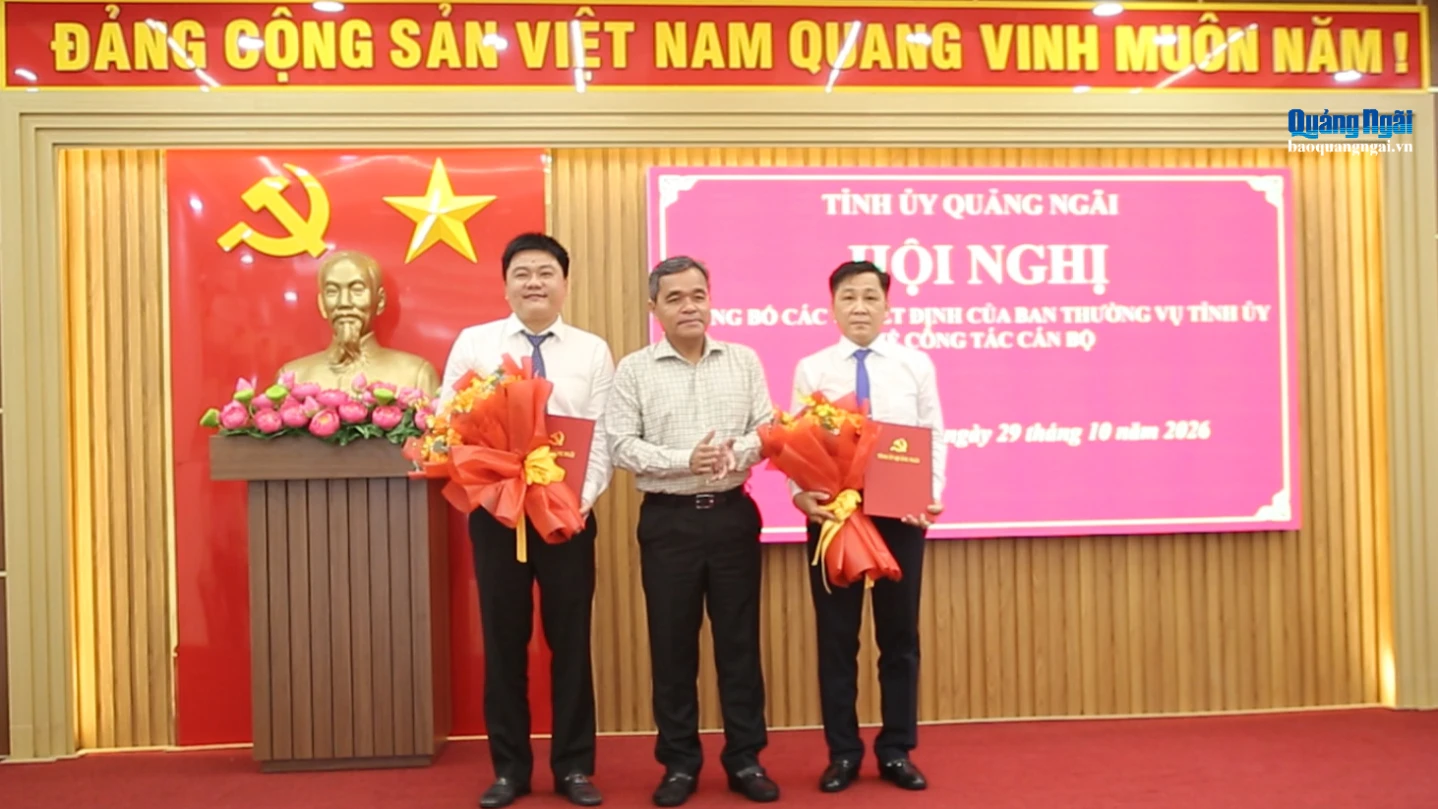 Ủy viên Trung ương Đảng, Bí thư Tỉnh ủy Hồ Văn Niên trao các quyết định và tặng hoa chúc mừng đồng chí Trần Hoài Thu và Trần Đăng Minh.