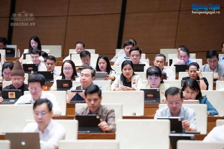 Các đại biểu Quốc hội tham gia phiên thảo luận tại hội trường.