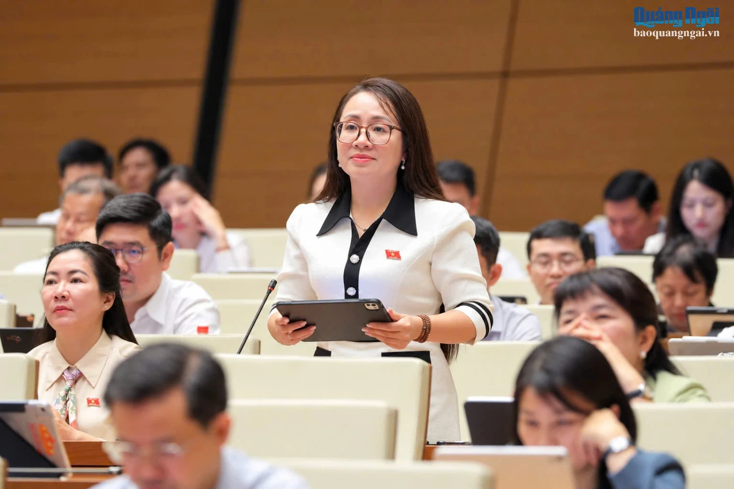 Phó Trưởng Đoàn ĐBQH chuyên trách tỉnh Quảng Ngãi Hà Thị Anh Thư phát biểu tại hội trường.