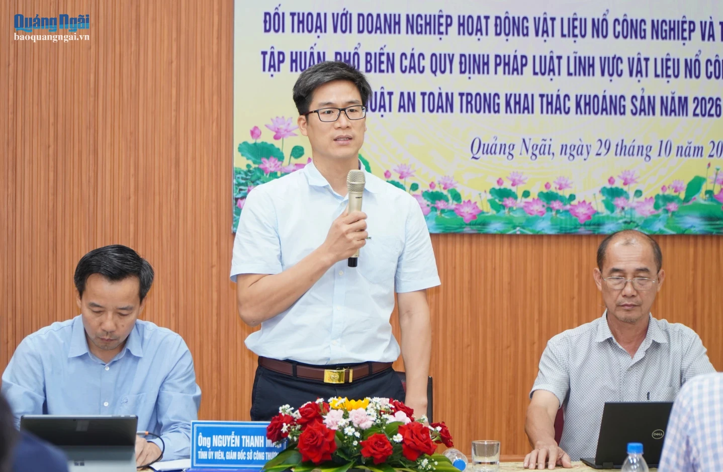 Tiến sĩ Lê Quý Thảo, giảng viên Trường Đại học Mỏ - Địa chất giải đáp thắc mắc của doanh nghiệp tại buổi đối thoại.