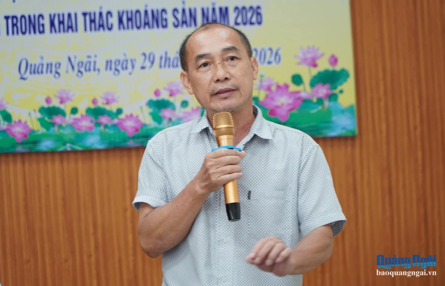 Đại diện Phòng Địa chất - Khoáng sản (Sở Công Thương) trao đổi một số vấn đề với doanh nghiệp tại hội nghị.