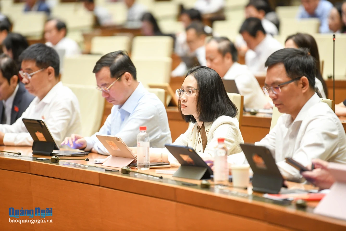 Đoàn ĐBQH tỉnh Quảng Ngãi tham dự phiên thảo luận tại hội trường.