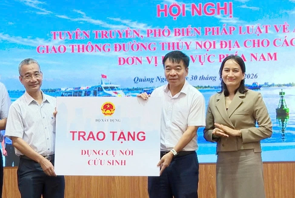 Bộ Xây dựng trao tặng Quảng Ngãi một số dụng cụ nổi cứu sinh.