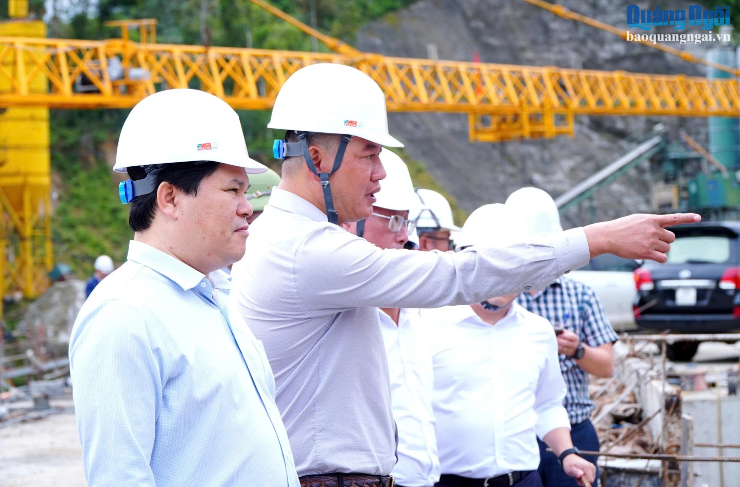 Phó Chủ tịch UBND tỉnh Trần Phước Hiền nghe báo cáo tình hình triển khai dự án Thủy điện Đăk Mi 1.