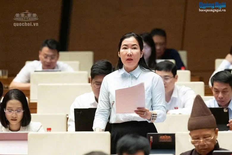Đại biểu Quốc hội Trần Thị Thu Phước phát biểu thảo luận.