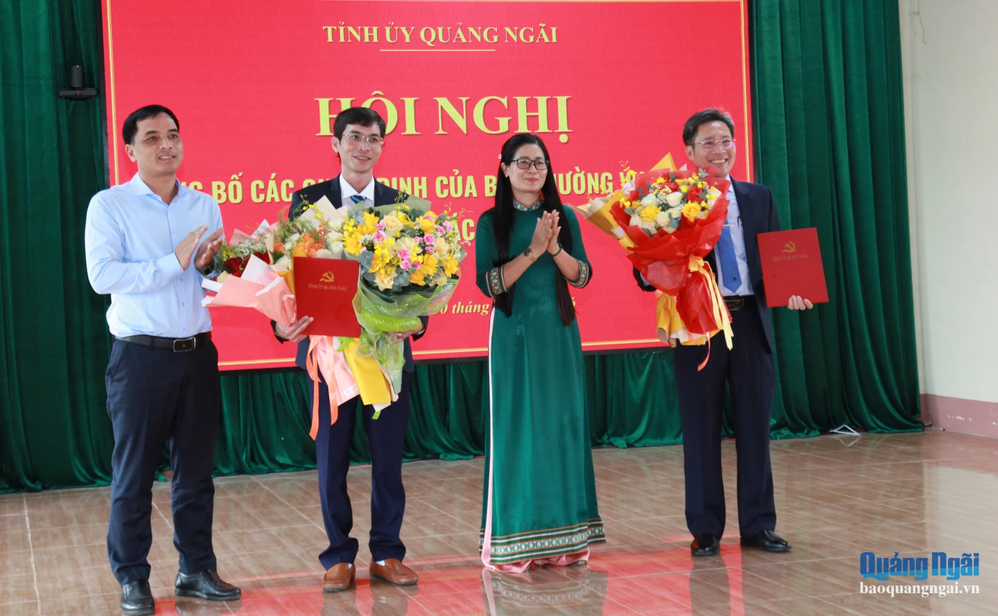Lãnh đạo các đơn vị tặng hoa chúc mừng đồng chí Nguyễn Đức Hương và đồng chí Nguyễn Quang Thạch.