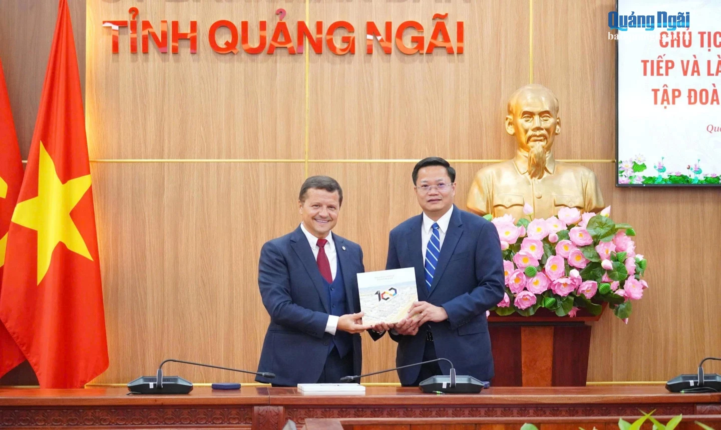 Phó Bí thư Tỉnh ủy, Chủ tịch UBND tỉnh Nguyễn Đức Tâm và ông Stefan Vuza - Chủ tịch Tập đoàn Chimcomplex trao quà lưu niệm.