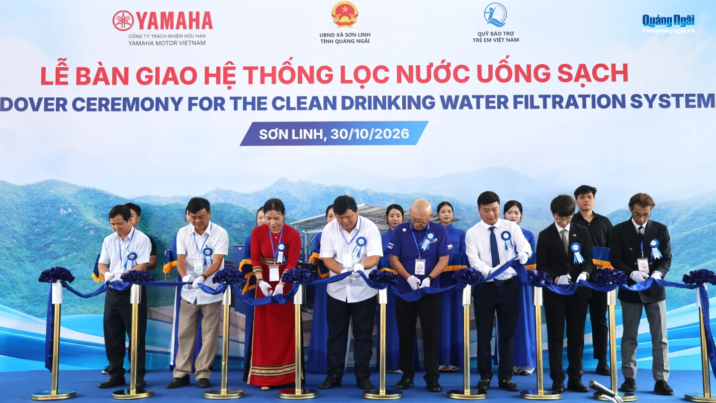 Đại biểu thực hiện nghi thức cắt băng khánh thành, đưa hệ thống lọc nước uống sạch vào sử dụng tại xã Sơn Linh.