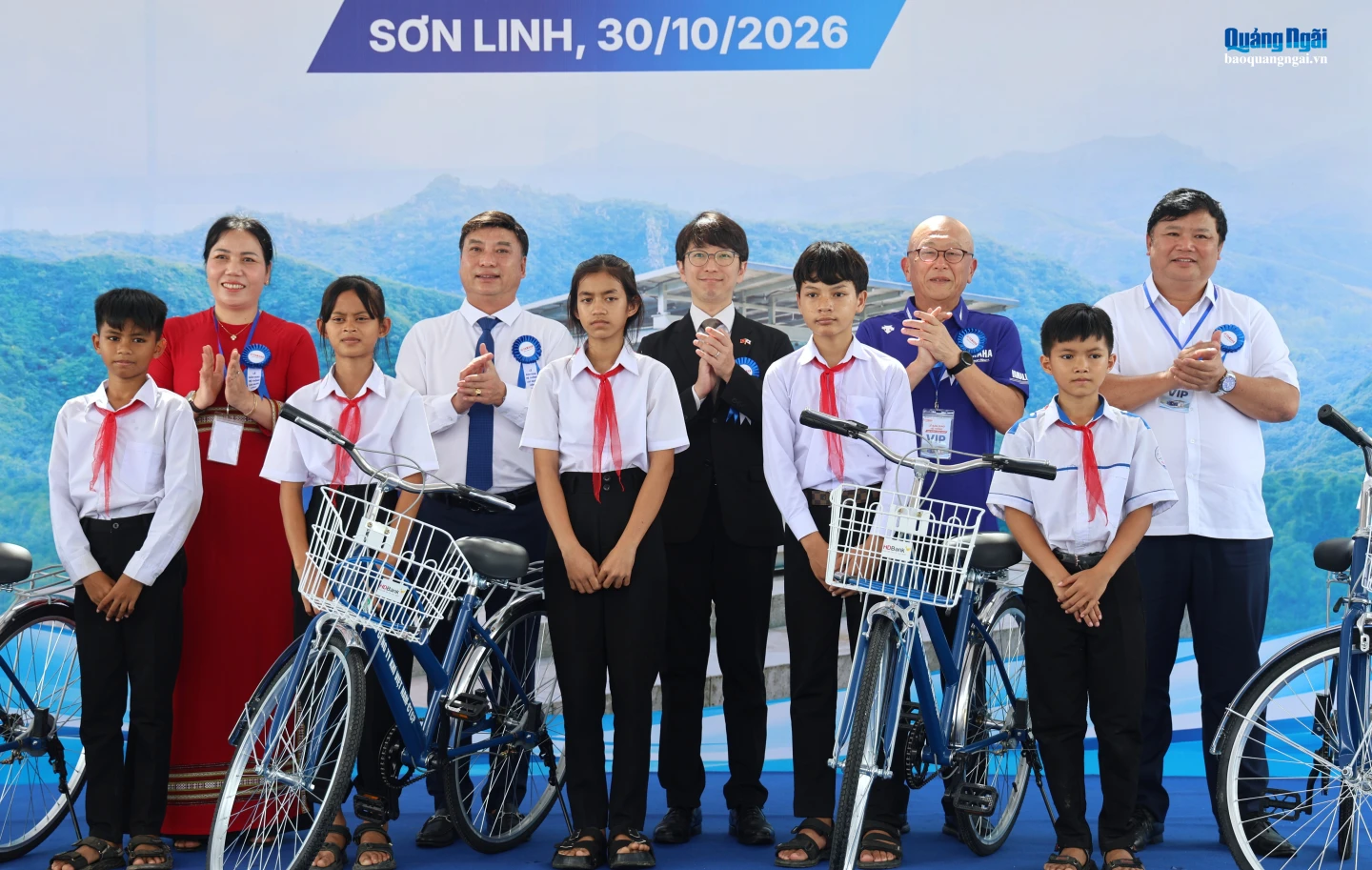 Những chiếc xe đạp được trao tặng góp phần tiếp sức cho học sinh có hoàn cảnh khó khăn đến trường.