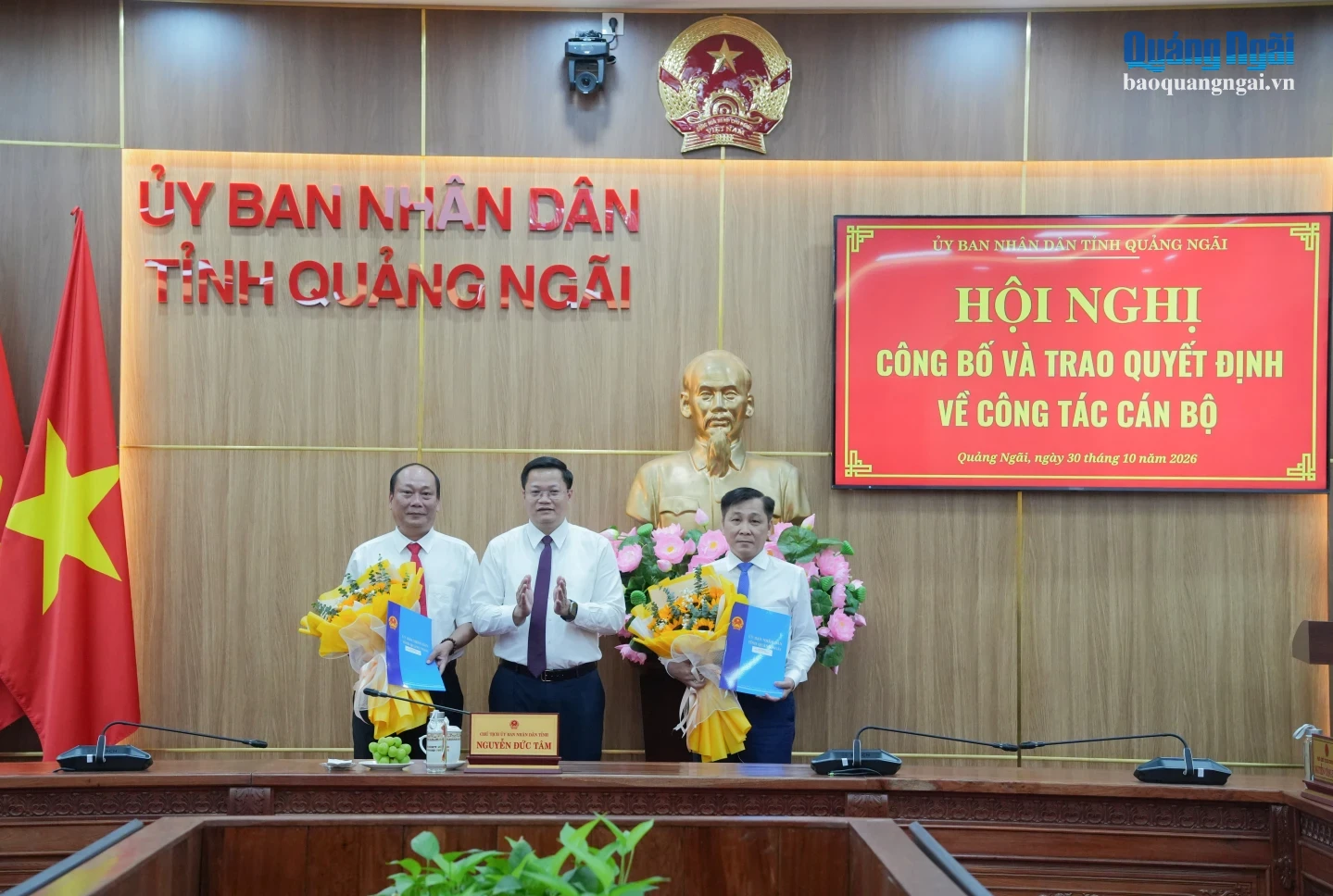 Phó Bí thư Tỉnh ủy, Chủ tịch UBND tỉnh Nguyễn Đức Tâm trao quyết định và tặng hoa chúc mừng ông Nguyễn Quốc Việt và ông Trần Hoài Thu.